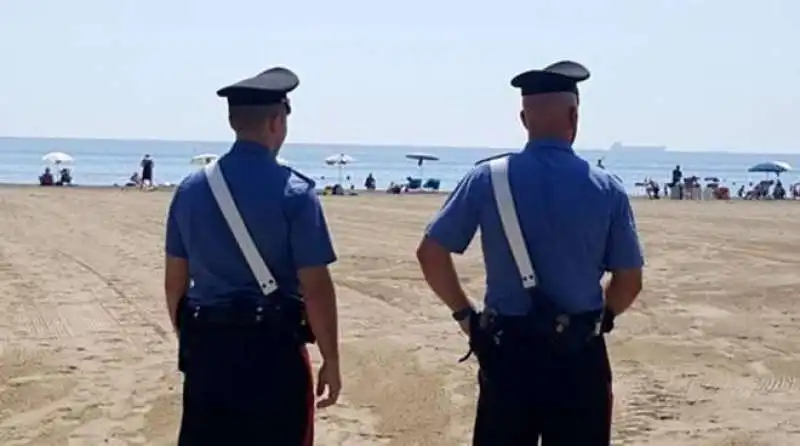 CARABINIERI IN SPIAGGIA