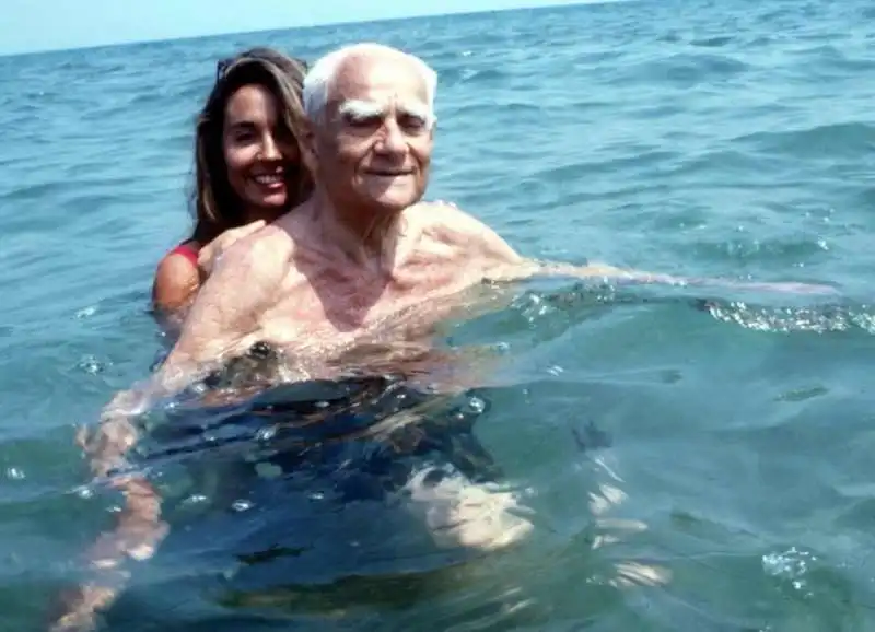 CARMEN LLERA CON ALBERTO MORAVIA NELL AZZURRO MARE DI SABAUDIA