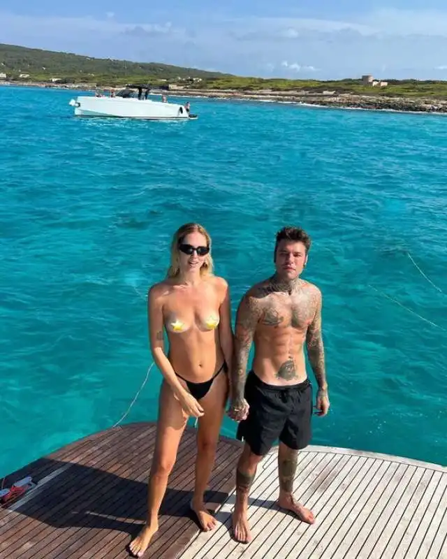 chiara ferragni in topless insieme a fedez