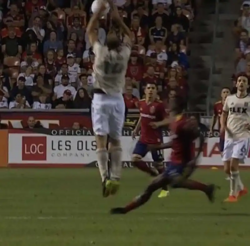 chiellini prende il pallone con le mani durante la fc contro real salt lake 