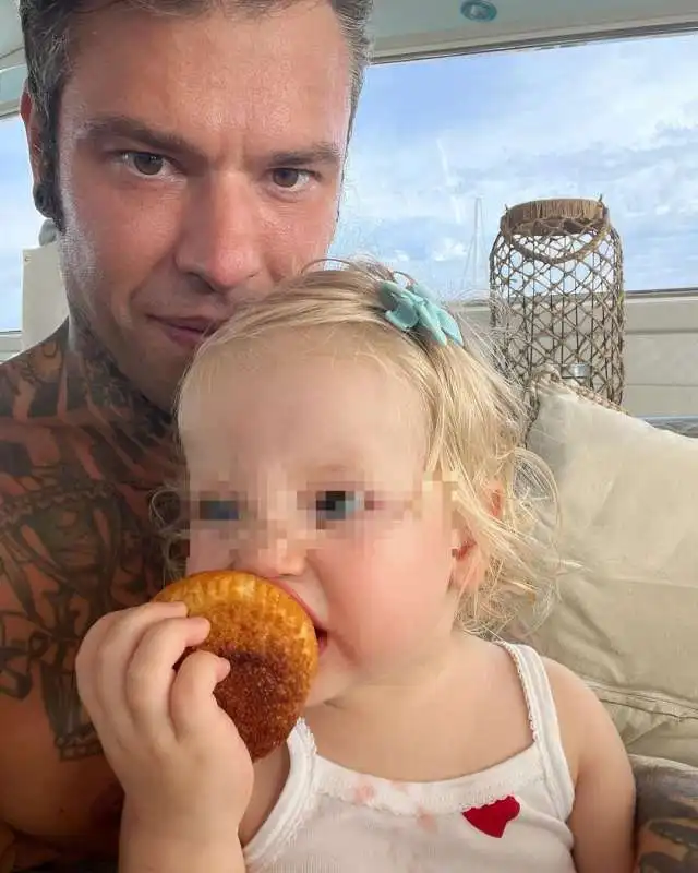 fedez con la figlia vittoria che mangia   1