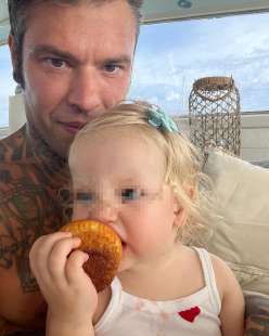 fedez con la figlia vittoria che mangia 1