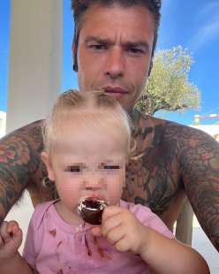 fedez con la figlia vittoria che mangia 2