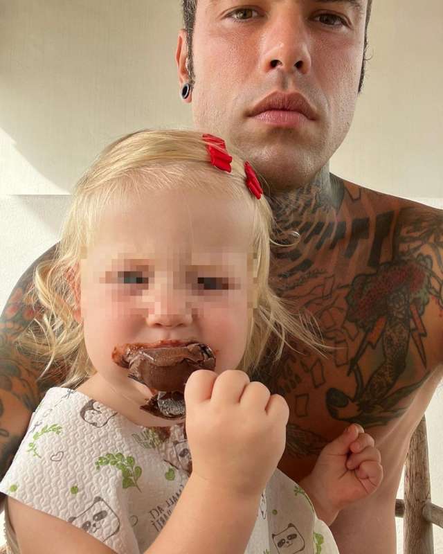 fedez con la figlia vittoria che mangia 4