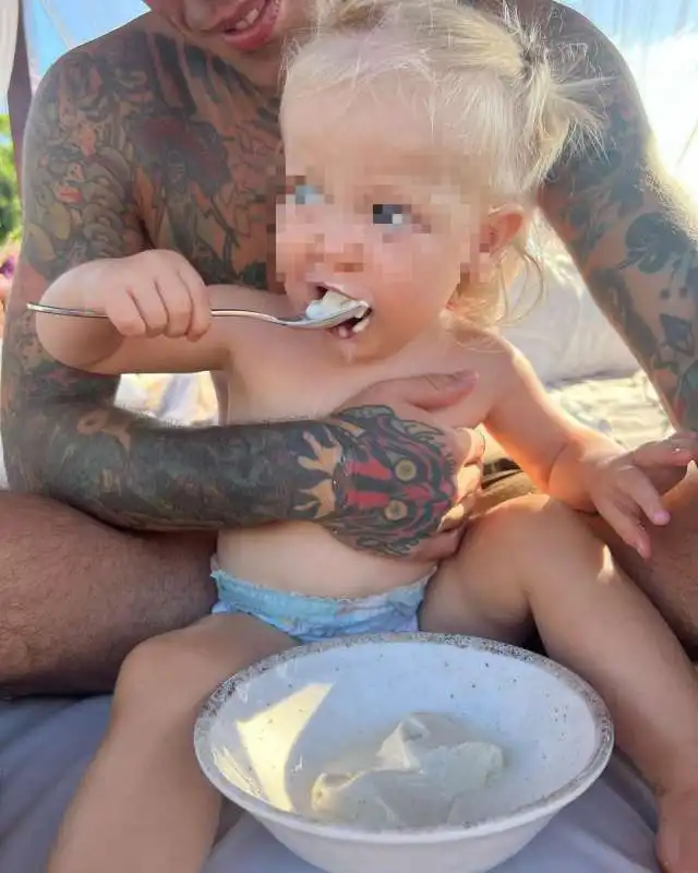 fedez con la figlia vittoria che mangia   5