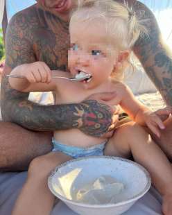 fedez con la figlia vittoria che mangia 5