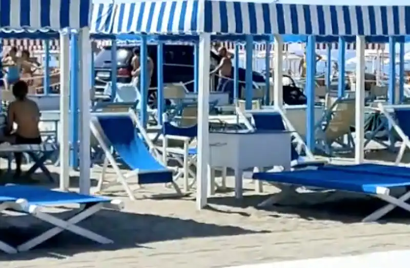 forte dei marmi suv in spiaggia