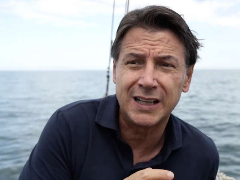 giuseppe conte in barca con i pescatori di san benedetto del tronto 1