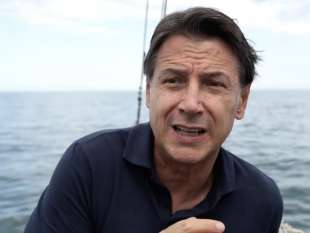 giuseppe conte in barca con i pescatori di san benedetto del tronto 1