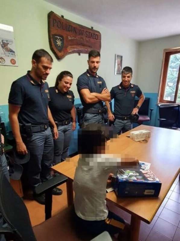 il bambino riceve un nuovo robot dalla polizia 2