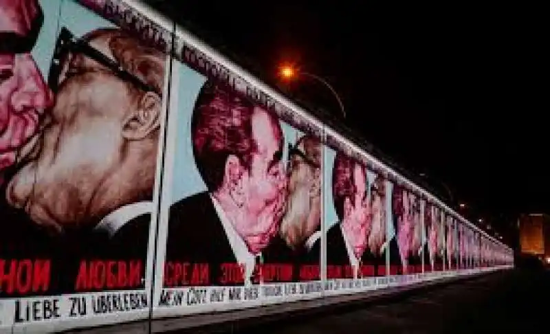 il graffito del bacio breznev honecker sul muro di berlino  