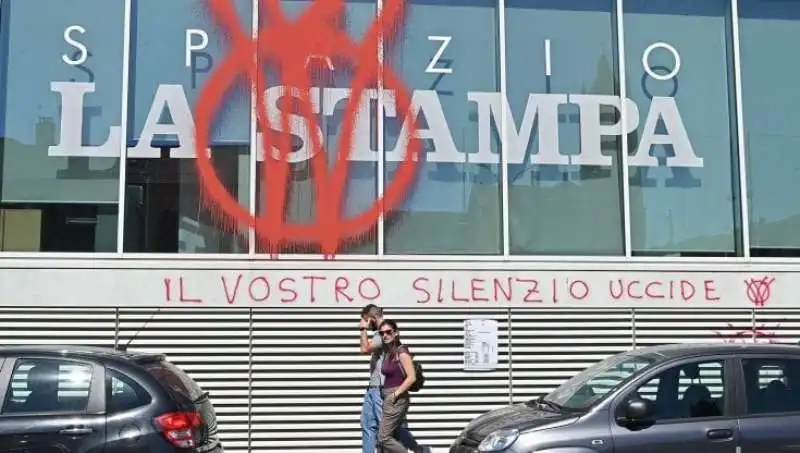 imbrattata sede la stampa 1