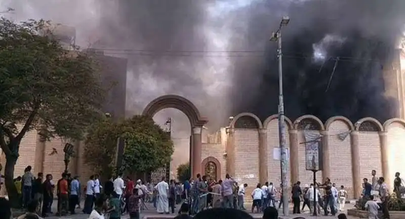 incendio in una chiesa copta a giza, in egitto   1