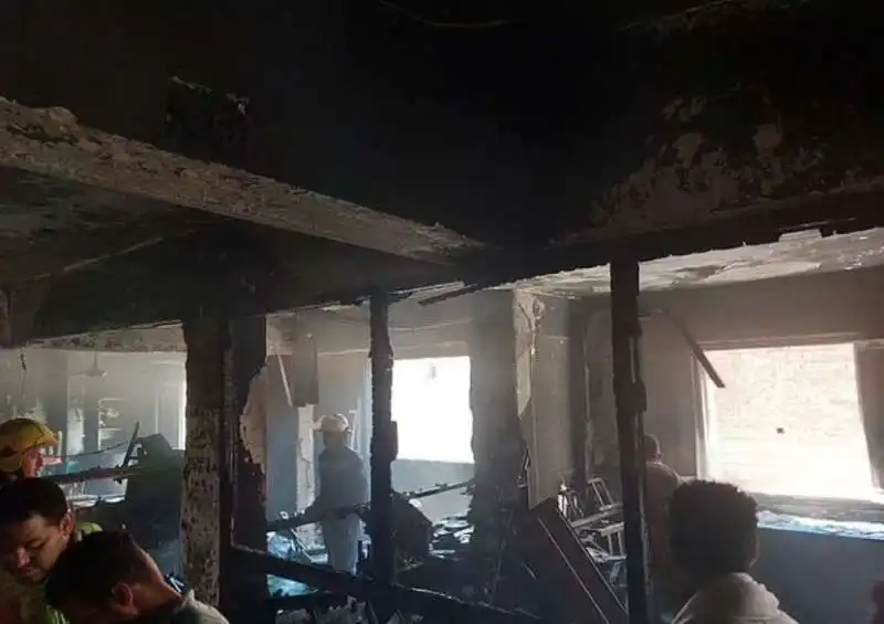 incendio in una chiesa copta a giza, in egitto   8