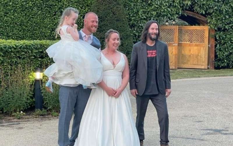 keanu reeves al matrimonio di due sconosciuti