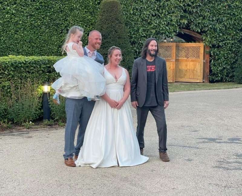 keanu reeves al matrimonio di due sconosciuti 3