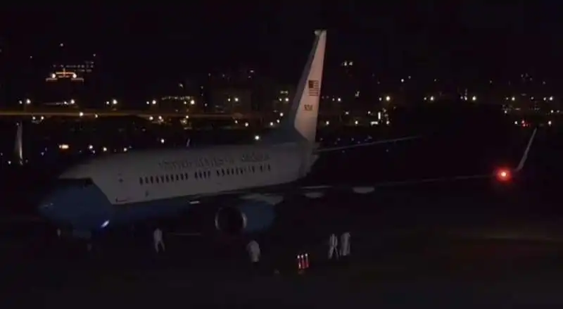 l aereo di nancy pelosi atterra a taipei 