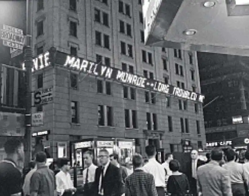 la notizia della morte di marilyn monroe su un cartellone luminoso