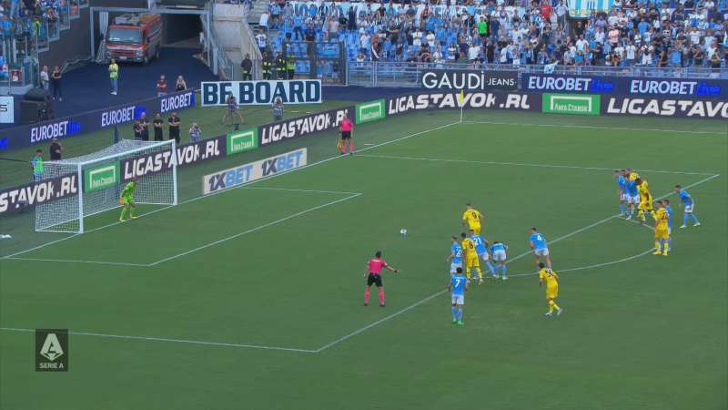 la pubblicita di liga stavok a bordo campo durante lazio–bologna