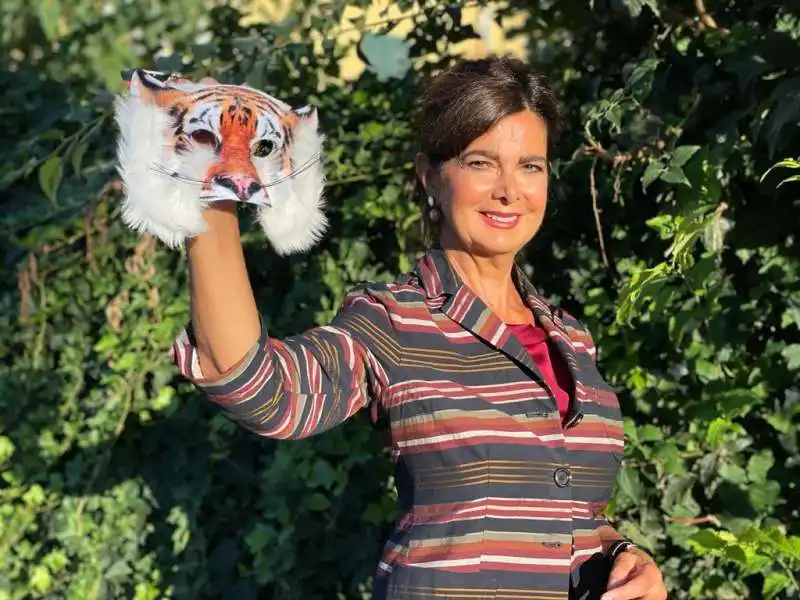 LAURA BOLDRINI CON LA MASCHERA DI TIGRE