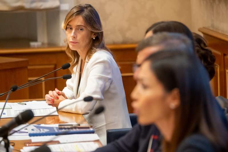 LO SGUARDO DI MARIA ELENA BOSCHI VERSO MARA CARFAGNA