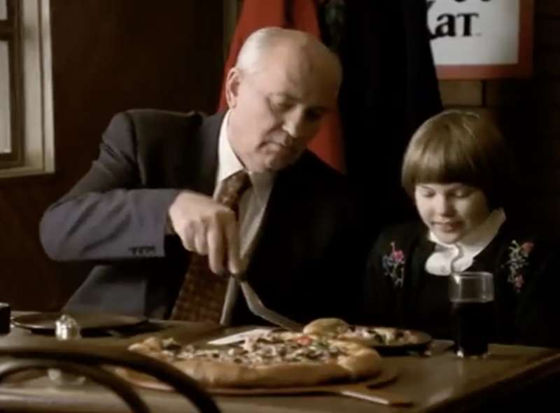 lo spot di pizza hut con gorbaciov 6