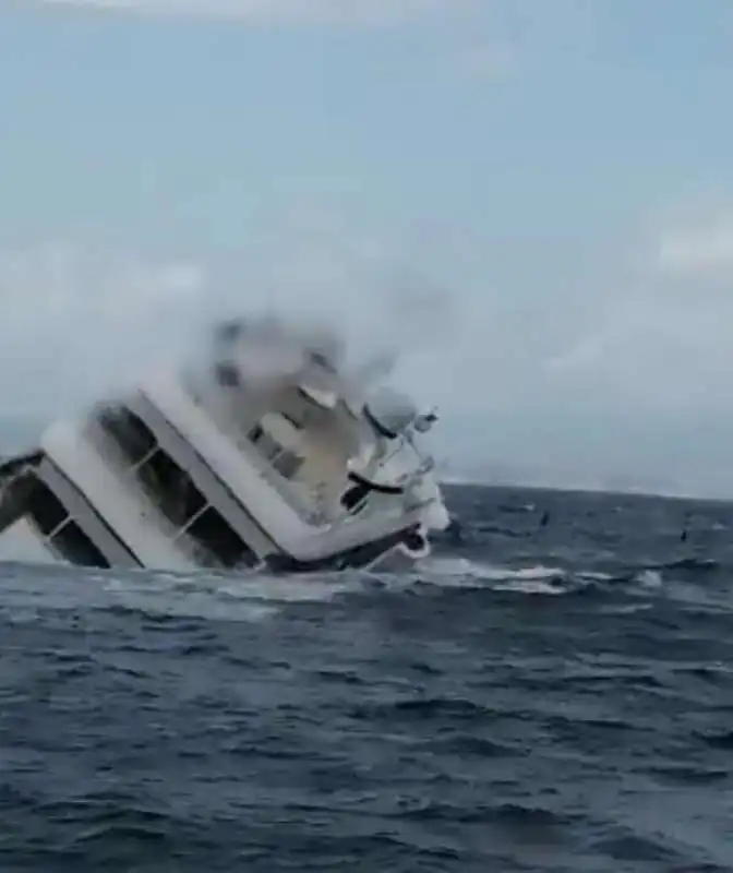 LO YACHT SAGA AFFONDA NEL MAR IONIO 