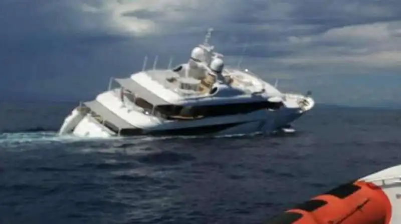 LO YACHT SAGA POCO PRIMA DI AFFONDARE 