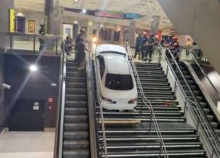 madrid, automobile finisce dentro la stazione della metro 1