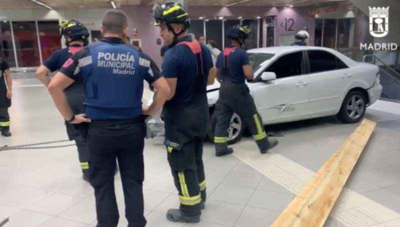 madrid, automobile finisce dentro la stazione della metro 2