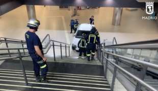 madrid, automobile finisce dentro la stazione della metro 3