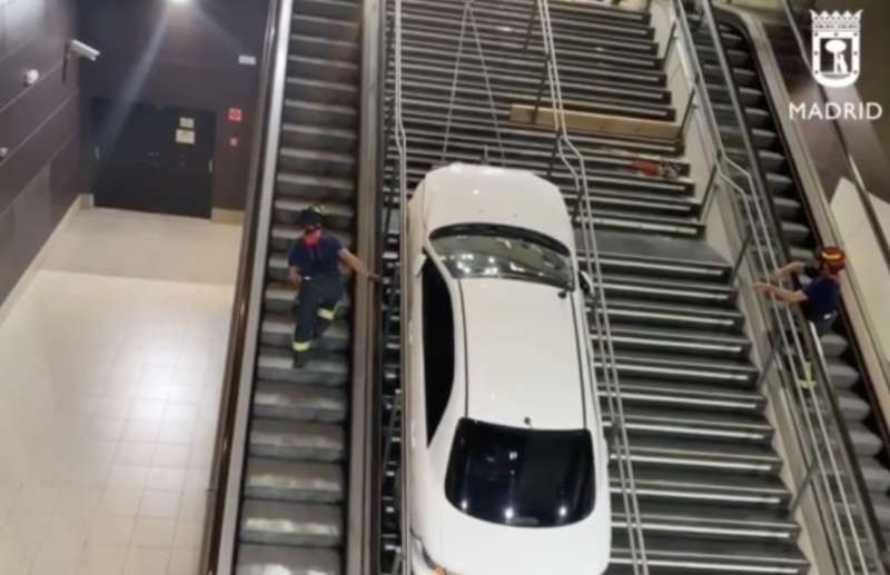 madrid, automobile finisce dentro la stazione della metro 4