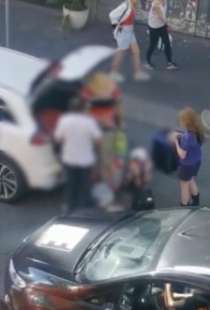 milano un tassista litiga per il pos distrugge i souvenir di due turisti australiani e poi fugge a porte aperte 5