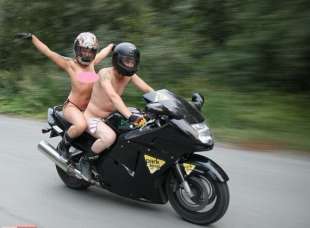 nudisti in moto