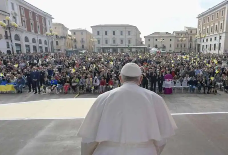 papa francesco a l aquila 2