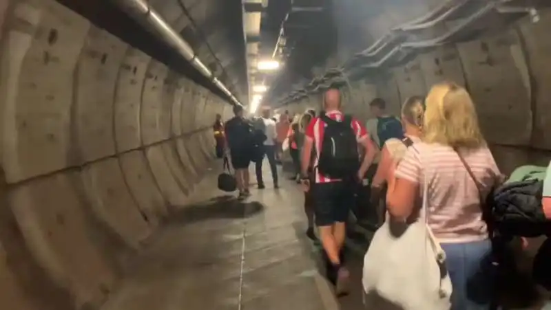 passeggeri nel tunnel della manica 2