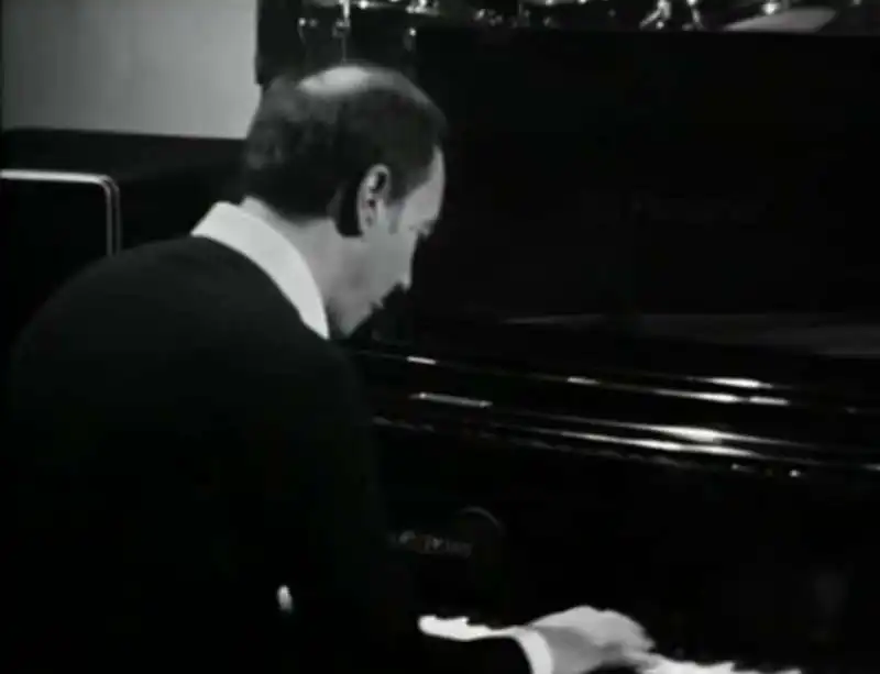 piero angela suona il piano in rai   2