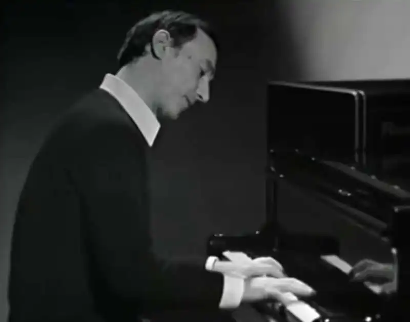 piero angela suona il piano in rai   5