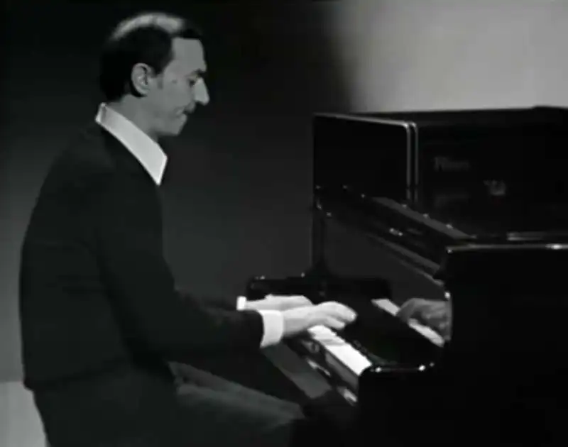 piero angela suona il piano in rai   7