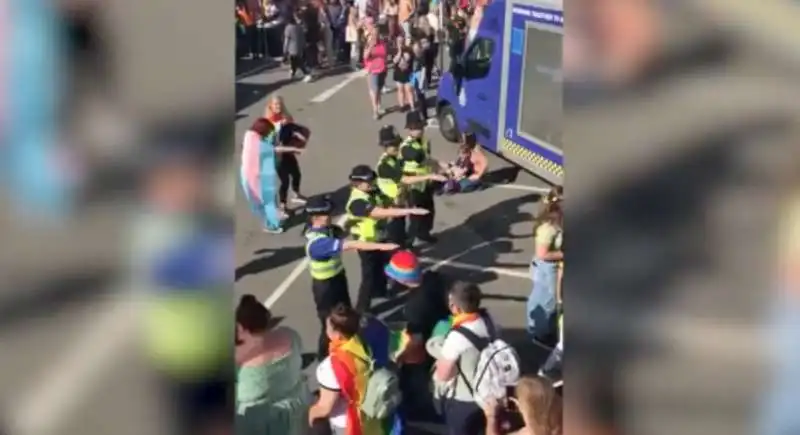 polizia balla la macarena al gay pride2