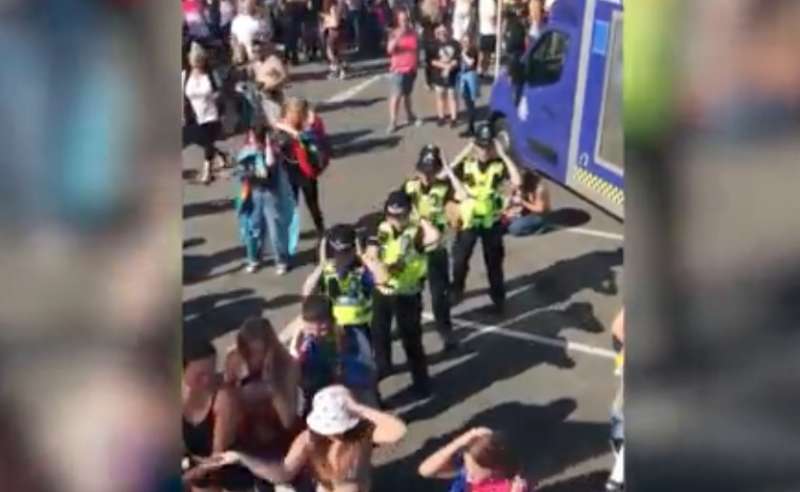 polizia balla la macarena al gay pride4