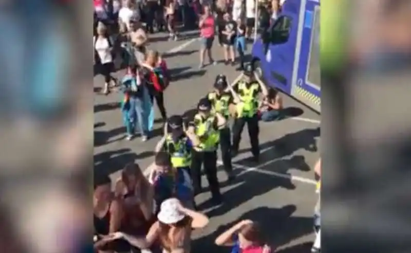 polizia balla la macarena al gay pride4