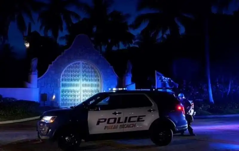 polizia fuori da mar a lago