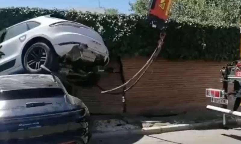 porsche incastrata nel muro del vicino a madrid 1