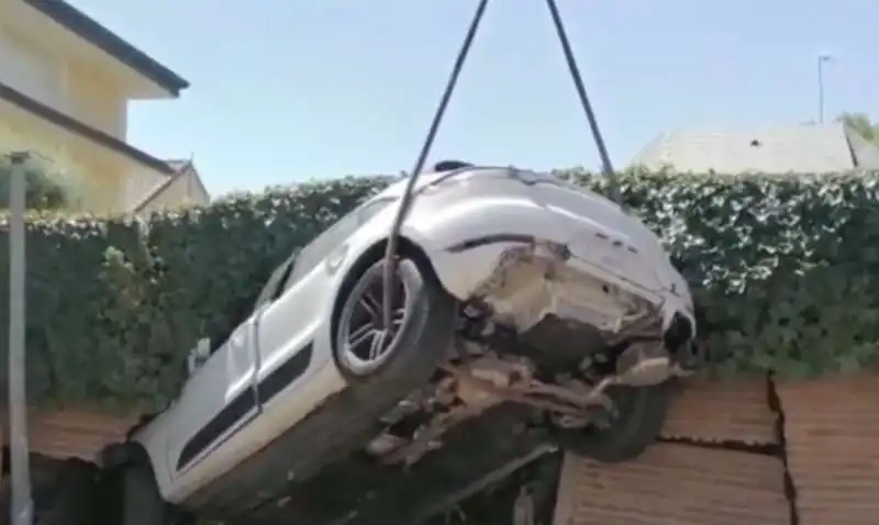 porsche incastrata nel muro del vicino a madrid   2