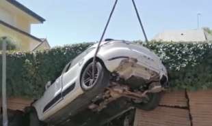 porsche incastrata nel muro del vicino a madrid 2