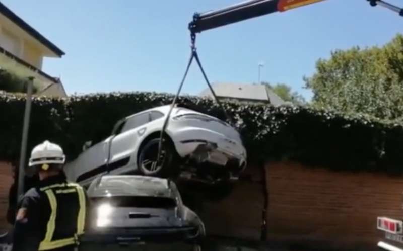 porsche incastrata nel muro del vicino a madrid 5