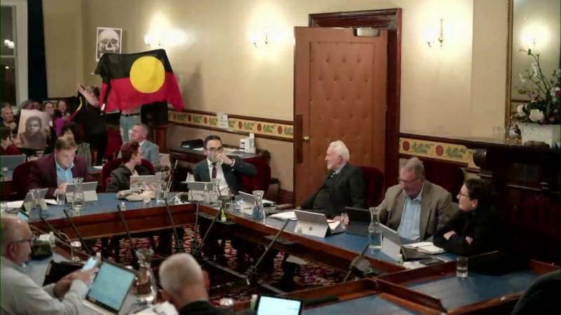 proteste al consiglio cittadino di Hobart, tasmania