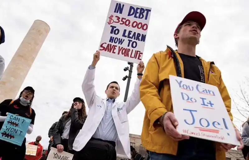 proteste contro i debiti studenteschi 