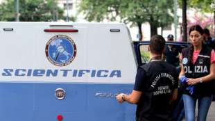 Ragazza accoltellata in piazza Repubblica, polizia scientifica